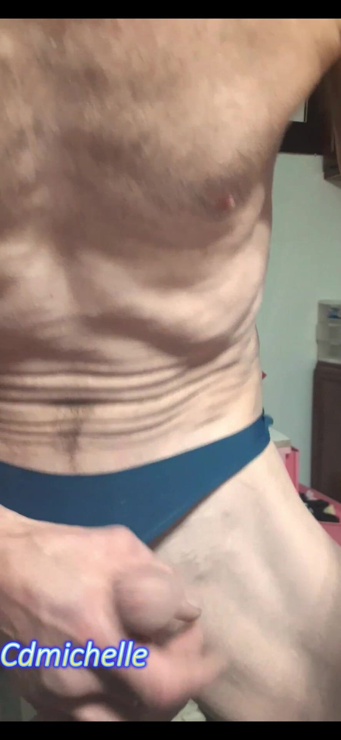 Crossdressers Cd Michelle wearing sexy lingerie: Crossdresser Michelle našel pár kalhotek nevlastní chůvy ležící na podlaze...