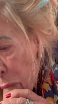 Getatoeëerde oma opgepikt voor harde anale seks