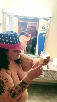 Sie bat um ein bisschen motel Ice, er kam mit einer ladung klebrigem sperma zurück