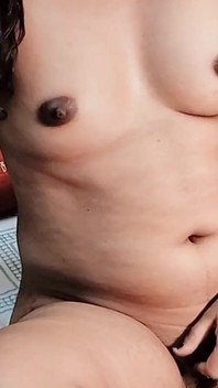 Fingering memek dan pamer tubuh aduhainya