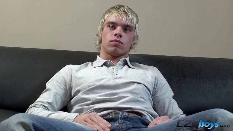 C2K Boys: Daniel expõe seu jovem corpo musculoso ansioso para se masturbar...