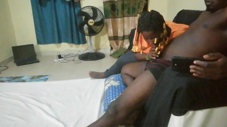 Pornsexlive: Вона займалася з мною добрим сексом, поки я дивився відео порнографії на своєму телефоні