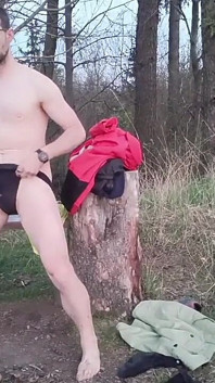 Naakt in de weide