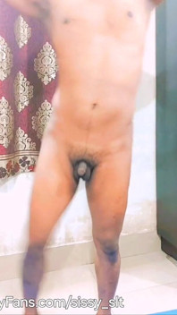 Mikro Penisli Kadın Kılıklı Kadın Kamerada Seksi Hareketini Gösteriyor