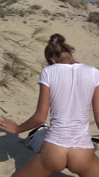 สาวผมน้ำตาลอายุ 18 น่ารักๆ อาบแดดโชว์หีเปลือยที่ชายหาด