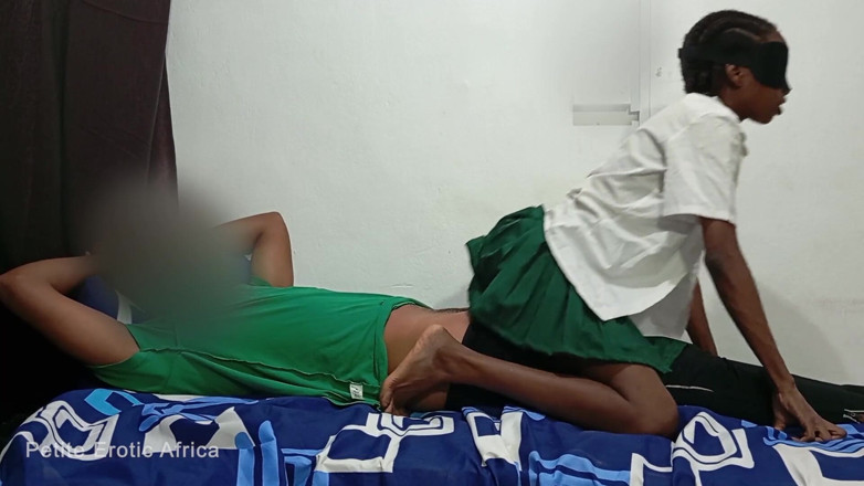 Petite Erotic Africa: Gadis remaja afrika yang mungil ini lagi asik ngentot posisi...