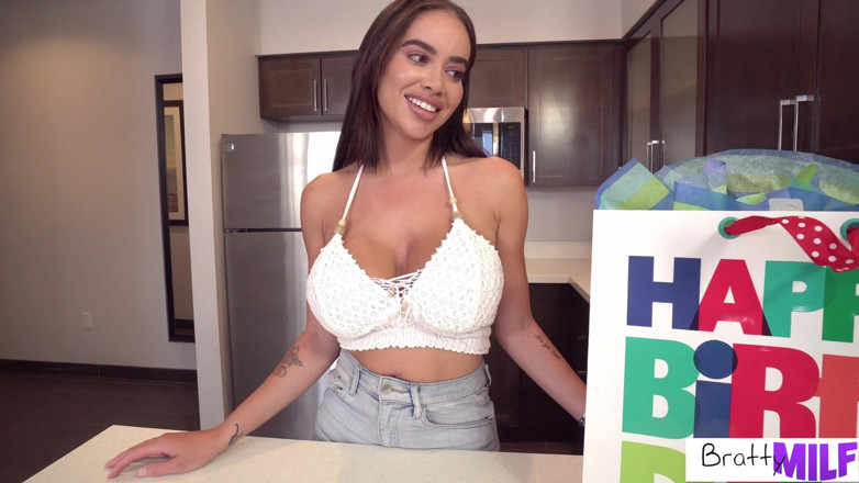 BrattyMilf: 継母は私に誕生日のセックスを与えました
