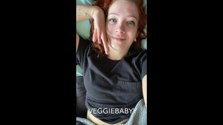 Veggiebabyy: 可爱舒适的女友视频聊天撸管指挥