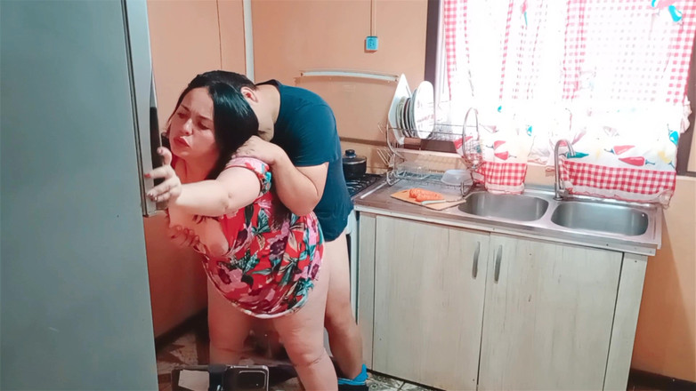BBW Kelly Mom: Seks in De Keuken Als Moeder De Koelkast Opent