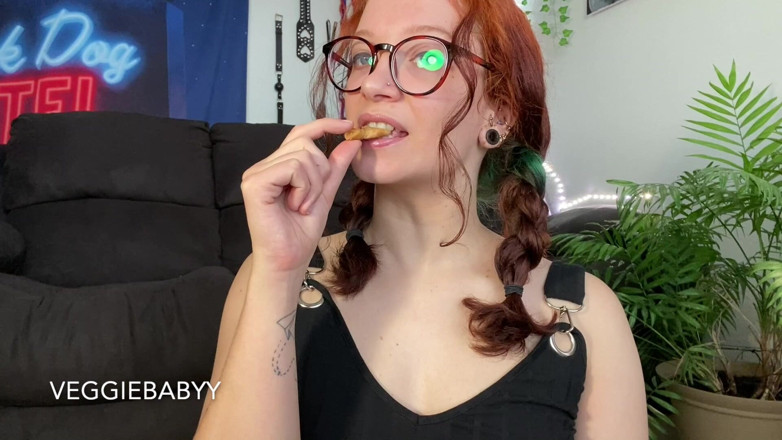 Veggiebabyy: Kız arkadaş erkek arkadaşını küçültüyor ve yiyor