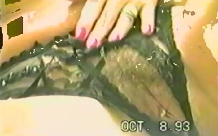Homegrown Video: Madura morena masturba com dois consolos diferentes