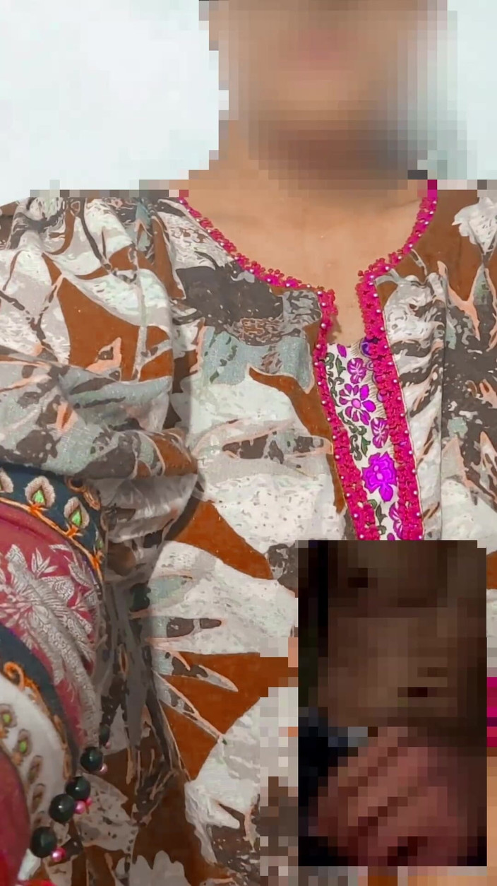 Muscool: 德西处女女孩为她的继兄弟手淫或视频通话