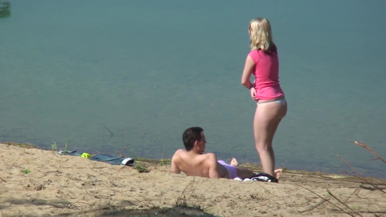 Out Sexxx: Amatorska para rucha się na plaży, pewna, że nie widać