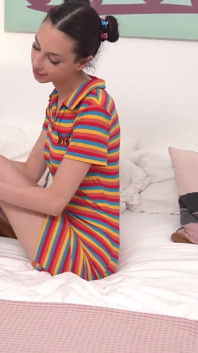 My18teens - Shania, fille mince, se doigte la chatte dans la chambre