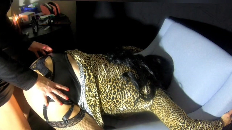 Cassandra Cox Xoxo: Paní Quinn Dildo šuká crossdressera Cassandra Cox pak ji šuká straponem, zatímco...