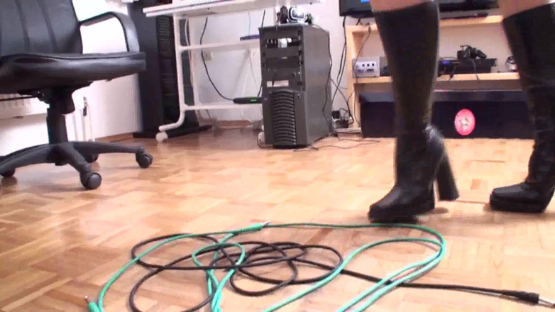 Foot Girls: Esmagando cabos com minhas botas novas
