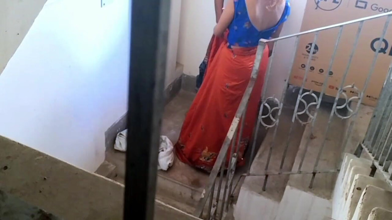 Fantacycutting: Indische hausfrau von einem led-tv-lieferjungen gefickt