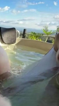 Jakuzide seksi genç Kolombiyalı Abby Lovee7 ile sikişiyor!