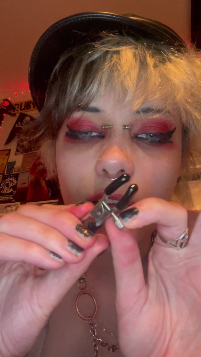 Glitterqueen1999: Goth Girl Glitterqueen1999 Meregangkan hidung butangnya dengan Ni
