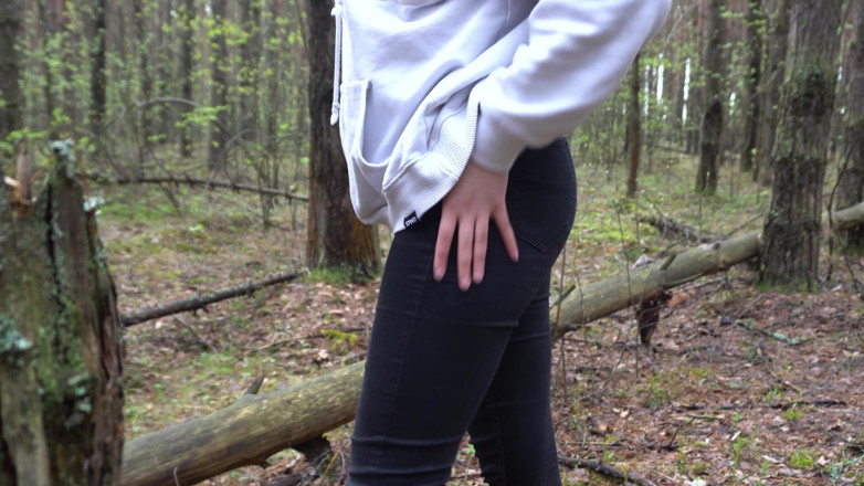 Jessahk: Si è tolto i pantaloni nella foresta fredda e ha iniziato...