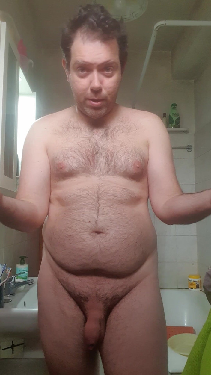 Mirko2589: Tutto nudo in casa