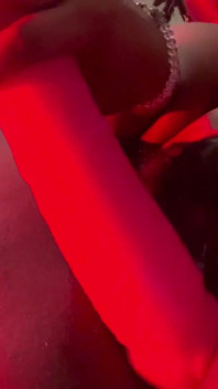 Molliges schwarzes schätzchen fickt ihre haarige, fette muschi mit großer dildo-nahaufnahme