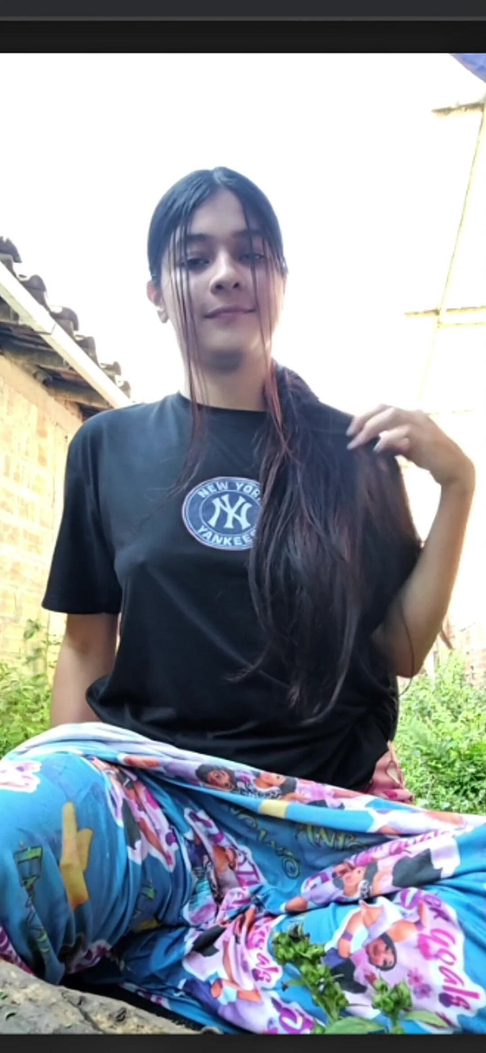 Yulieth Gomez: सेक्सी लड़की प्रशंसकों के लिए स्ट्रीम करती है और खुद को छूती है