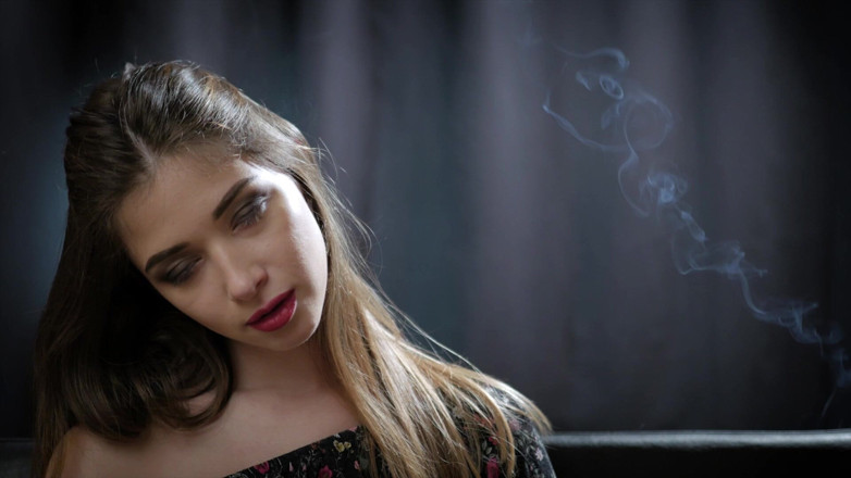 Russian Smokers: Marzycielski Lady Irina pokazuje swoje umiejętności palenia w filmie zbliżenia