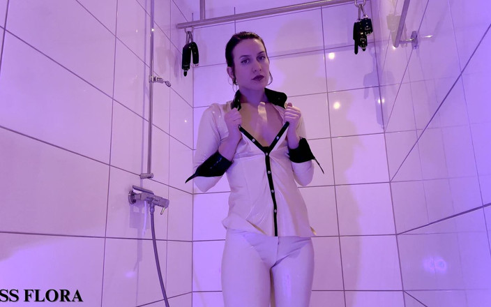 Miss Flora: Striptease la duș alb în latex