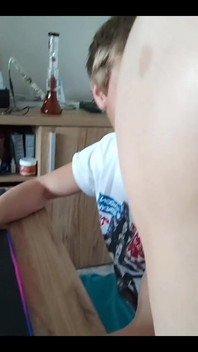 मैं नए वीडियो संपादित कर रहा हूं जबकि निकोल बहुत कामुक हो जाती है