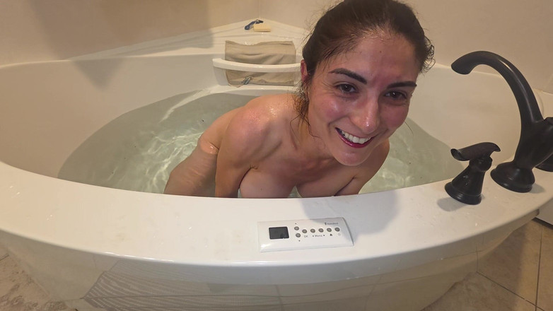 Annalee Blue: Chồng tôi phát hiện ra tôi thủ dâm trong bồn...