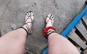 Fabiola Paola: Зрелая сисси кроссдрессера на улице с развлечением с ношением мини-юбки на каблуках, нижнем белье с Днем Канады