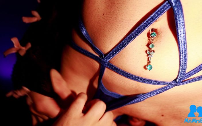 MrBlue: Cewek sange ini lagi asik nyepong dan ngentot kontol sambil...