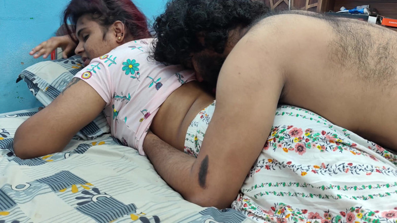 Vaigavarun45: Romansa ciuman pantat hot di balik rok