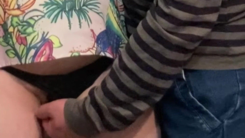 PriyaNaavya: Questa ragazza mi ha permesso di strofinarmi la figa in...