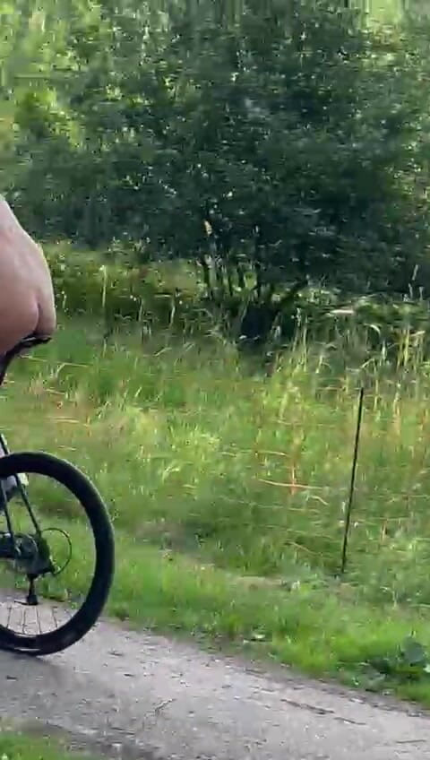 Benb Studio: Nagi na rowerze wyścigowym
