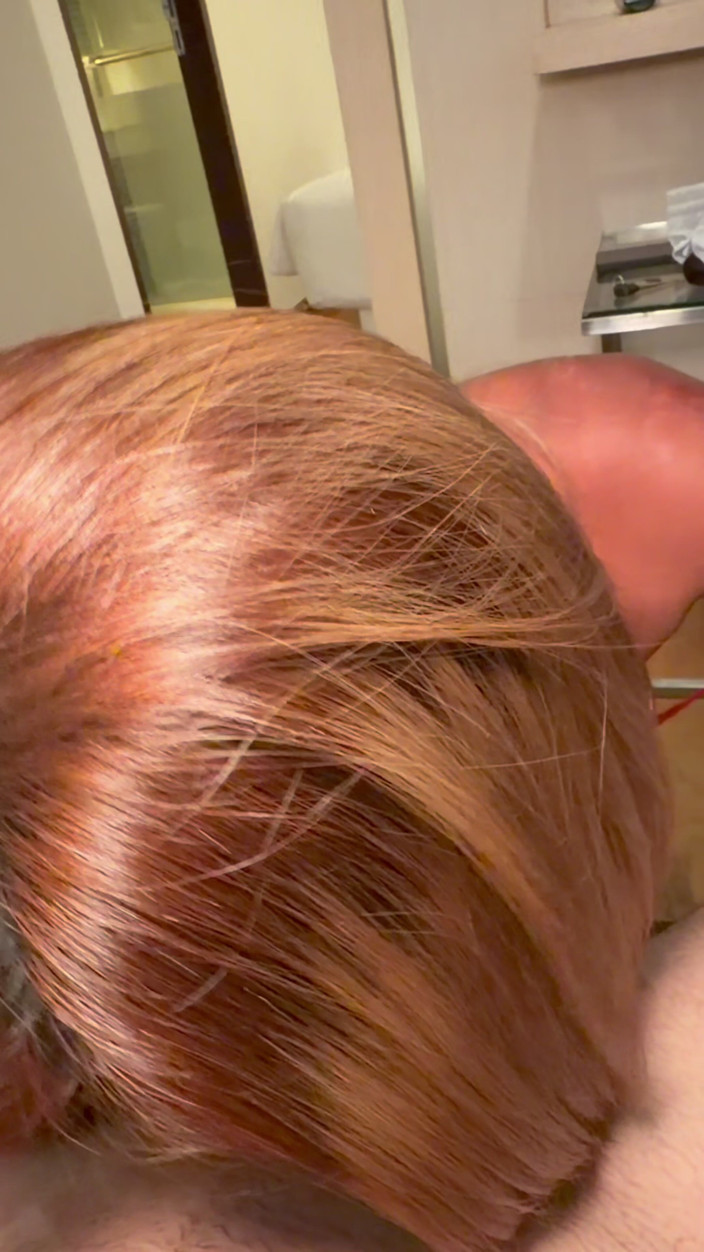 Ladyboy Maria: Rotes latexkleid pOV unten