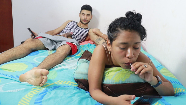 Perlahot69: 내 핸드폰을 보고 있었는데 내 아름다운 갈색 머리 의붓여친이 내 후장을 존나게 보여줘