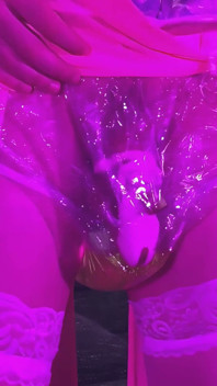 Sissy se fait pisser - puis je lui trait la prostate jusqu’à ce qu’il jouisse