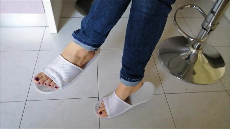 Yvonne: 家务期间的足部崇拜