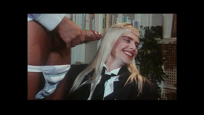 Vintage megastore: Sexy Cicciolina kouří velký penis Rocca Siffrediho před hlídačem, který...