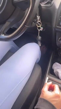 Meu Amante Brinca Com Os Pés Dos Pedais De Seu Carro