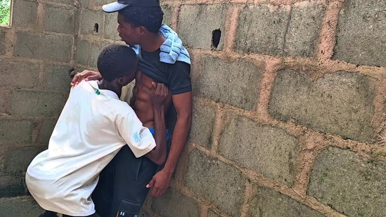 Africa TwinkBoys: Geile Zwarte Tweelingen Riskeren Hun Leven in Een Verlaten Huis