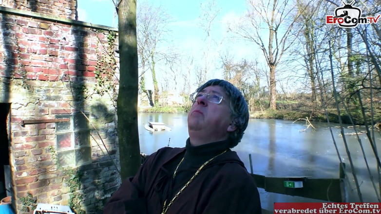EroCom: Vuile non laat een monnik haar neuken in de kapel