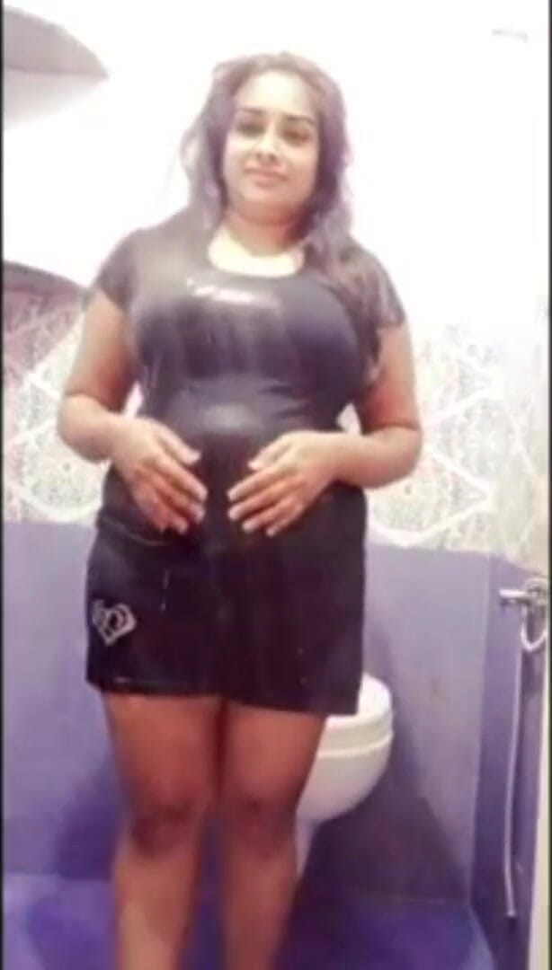 Your Arya: Indická nevlastní sestra Arya s velkými prsy v koupelně