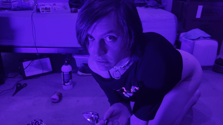 Puppersucc: Femboy coloca plug anal e se masturba com fleshlight até...