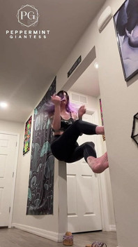 6'7 Uriașă desculță Turnuri Peste tot acasă! Comparații cu înălțimi + treburi cu vedere la persoana 1
