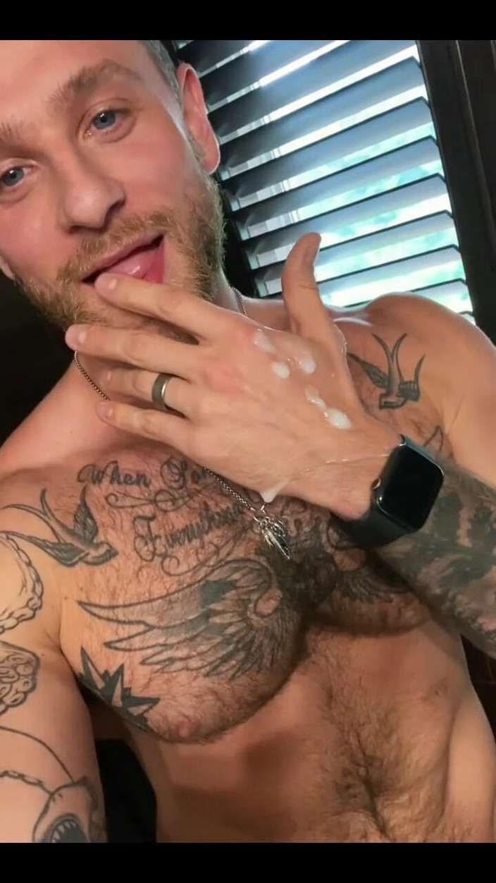 Leo Bayne: 伙计。我发誓我的精液确实像糖果一样味道