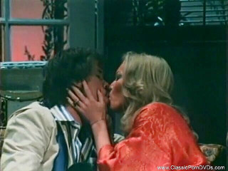 Classic Porn DVDs: Blonďatá milfka saje monstrózního ptáka