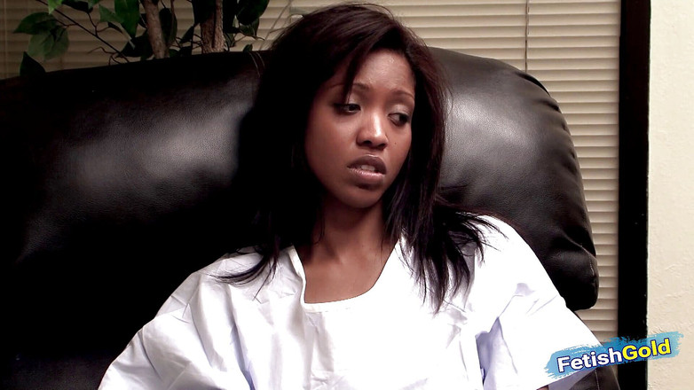 Fetish Gold: Лесбиянка милфа-доктор соблазняет молодую чернокожую крошку